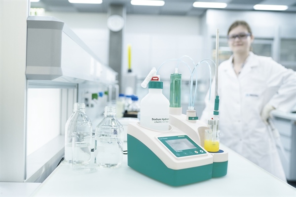 Kaj je titrator in zakaj je pomemben v laboratorijih